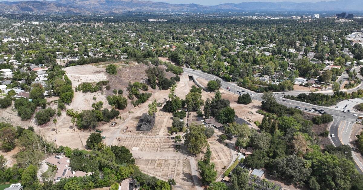 Una guardería Woodland Hills se está convirtiendo en un cementerio. Algunos lugareños lo están luchando