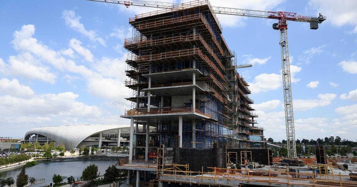 Hotel de lujo cerca del estadio Sofi para completarse a tiempo a pesar de los desafíos, dice el constructor