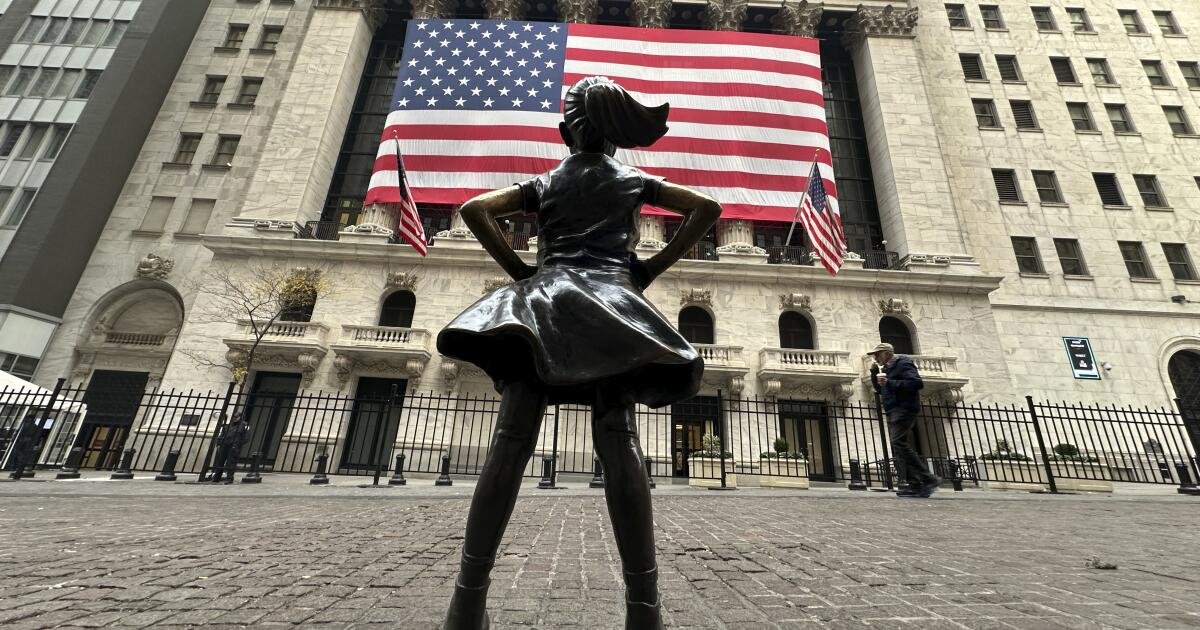 Wall Street se eleva a un récord con esperanzas de recortes a las tasas de interés