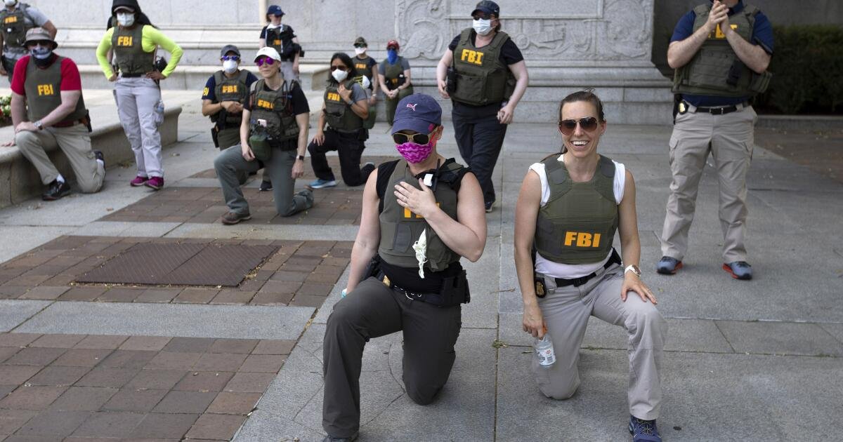 Los agentes de incendios del FBI fotografiaron arrodillado durante 2020 protesta de justicia racial, dicen las fuentes