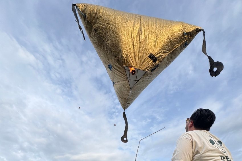 Belleza fugaz, espíritu perdurable: Dentro del antiguo festival de globos de papel de Ajijic