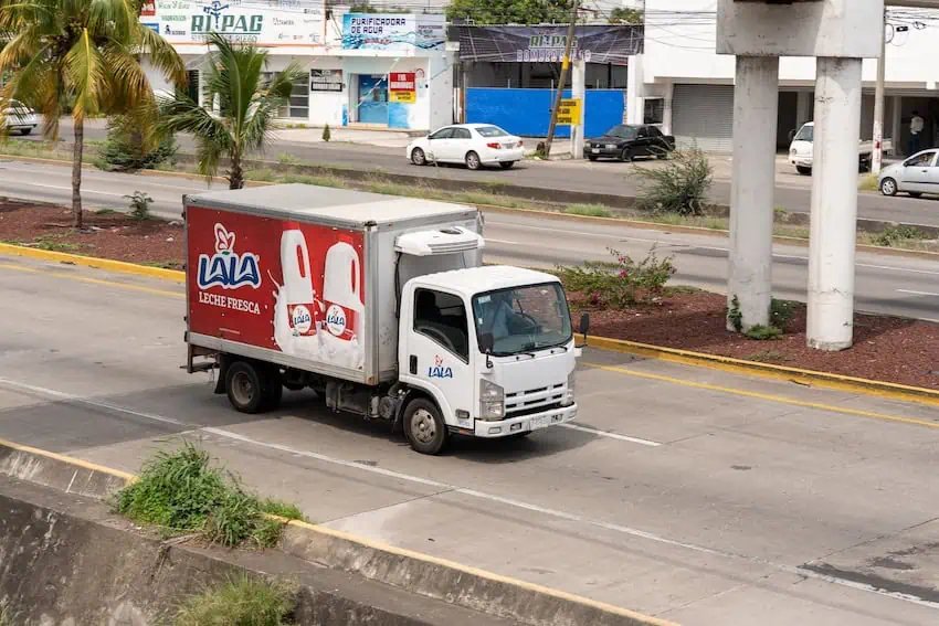 Camioneros transfronterizos mexicanos se apresuran a mejorar su inglés para cumplir mandato de Trump