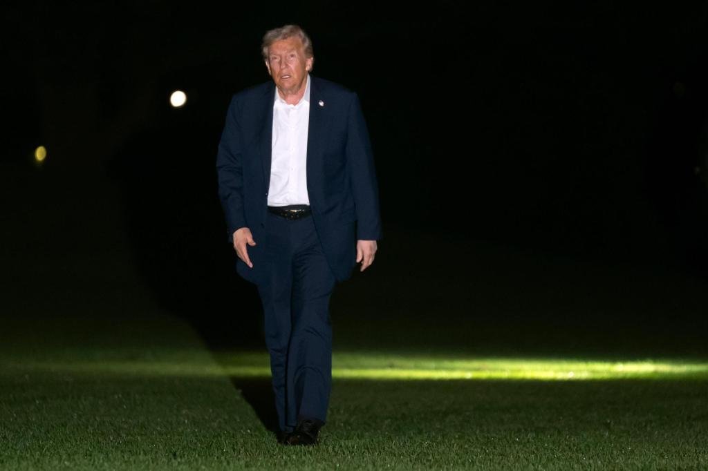 Estados Unidos ataca otro barco acusado de transportar drogas en aguas frente a Venezuela y mata a 6 personas, dice Trump