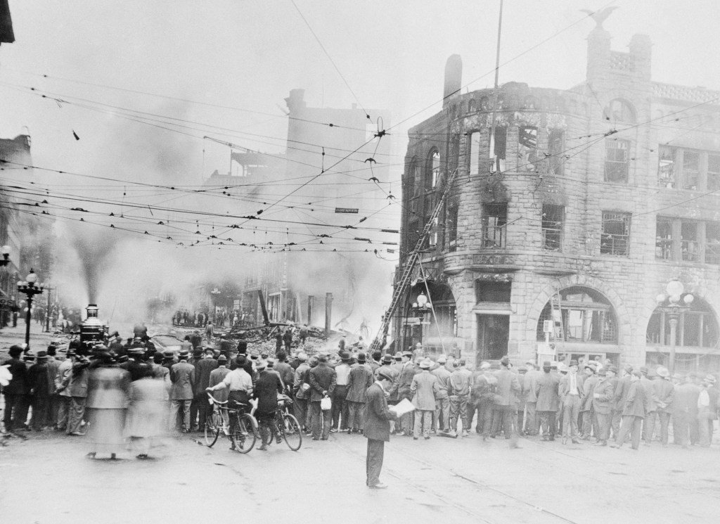 Hoy en la historia: 1 de octubre, los bombardeos en las oficinas de los periódicos matan 21