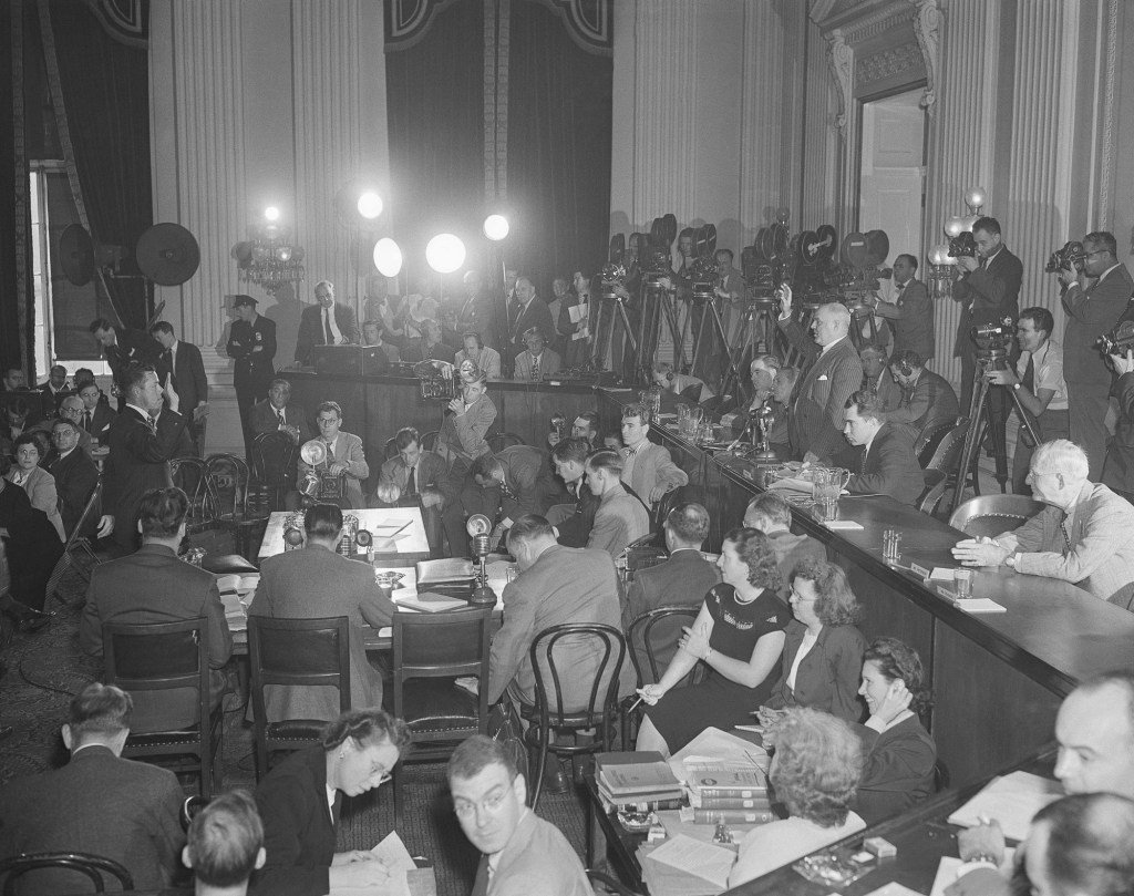 Hoy en la historia: 20 de octubre, Las audiencias cuestionan la supuesta influencia comunista en Hollywood