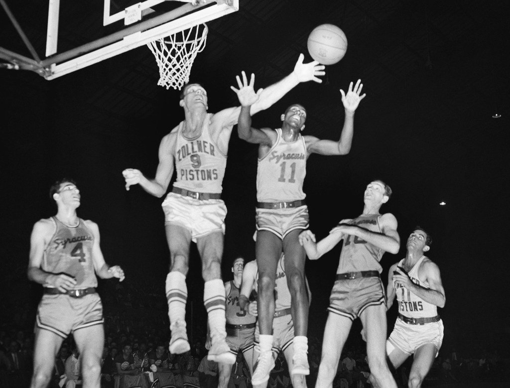 Hoy en la historia: 31 de octubre, primer afroamericano juega un partido de la NBA