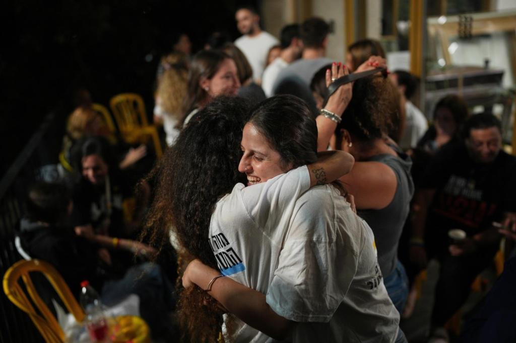 Las familias de los rehenes israelíes, sumidas en la angustia, estallan de alegría a medida que se acerca la libertad de los cautivos.