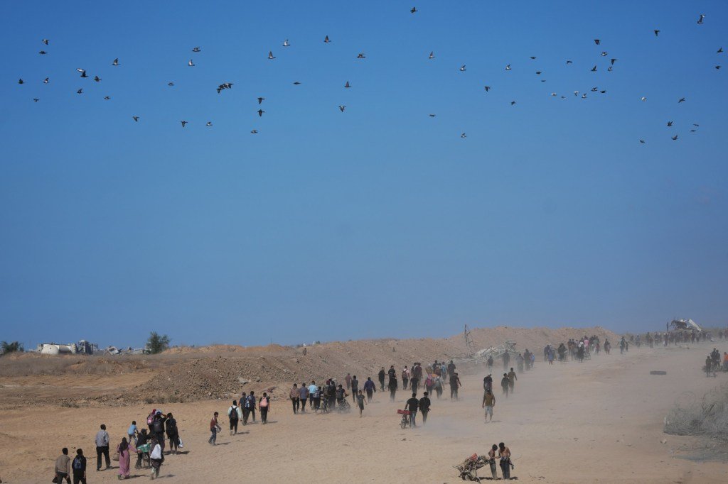 Miles de palestinos regresan a lo que queda de sus hogares mientras entra en vigor el alto el fuego en Gaza
