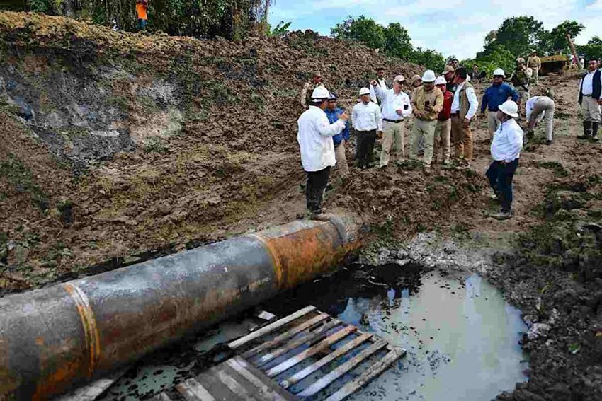 Oleoducto de Pemex se derrama en río Pantepec de Veracruz, complicando limpieza de inundaciones