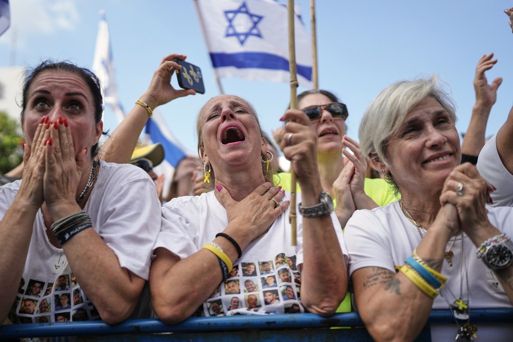 Rehenes israelíes vivos y prisioneros palestinos son liberados como parte del alto el fuego en Gaza