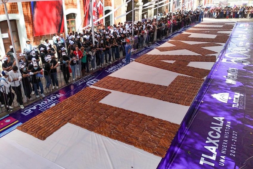 Tlaxcala establece récord mundial Guinness al 'pan de fiesta' más grande del mundo