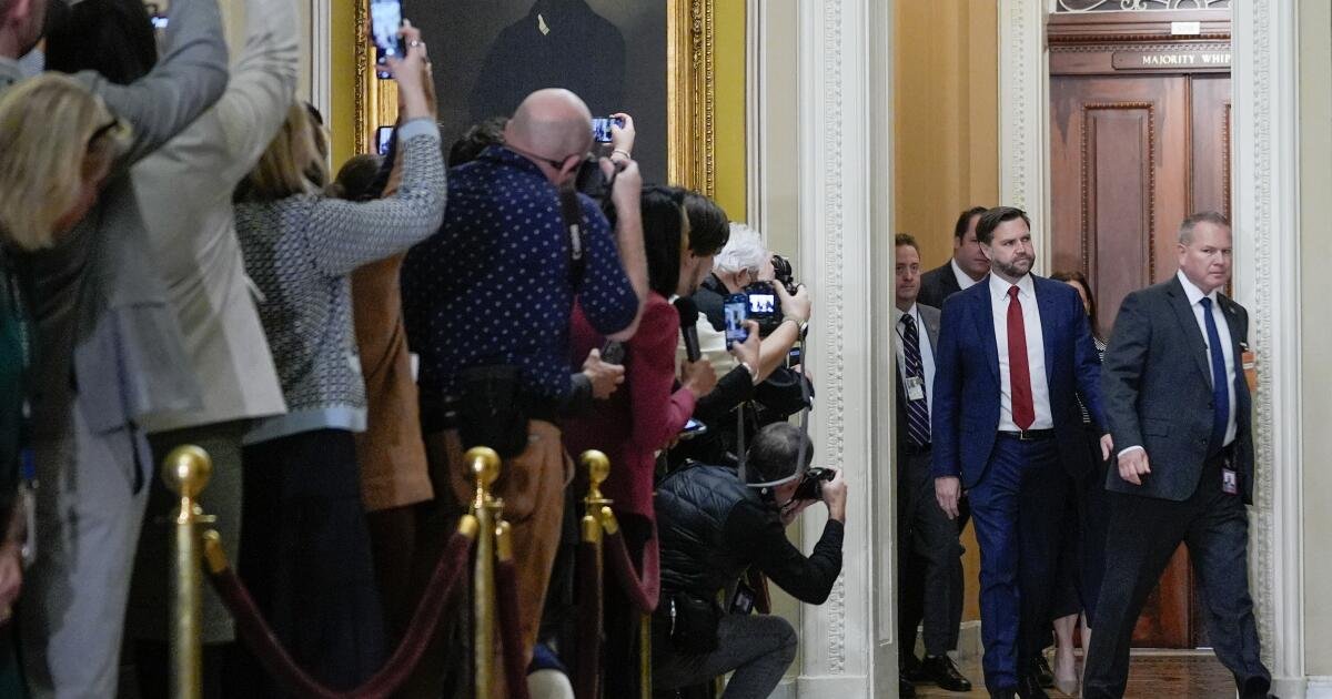 Juez extiende orden que prohíbe a la administración Trump despedir a trabajadores federales durante el cierre