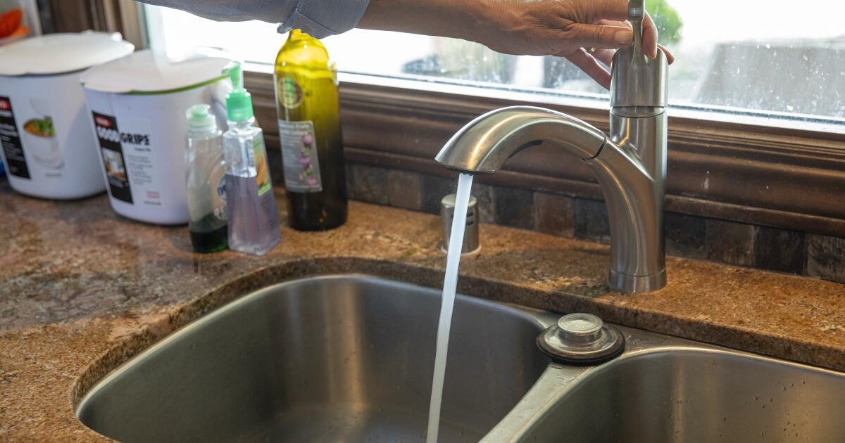 La seguridad de su agua podría estar relacionada con la forma en que se administra su servicio de agua.
