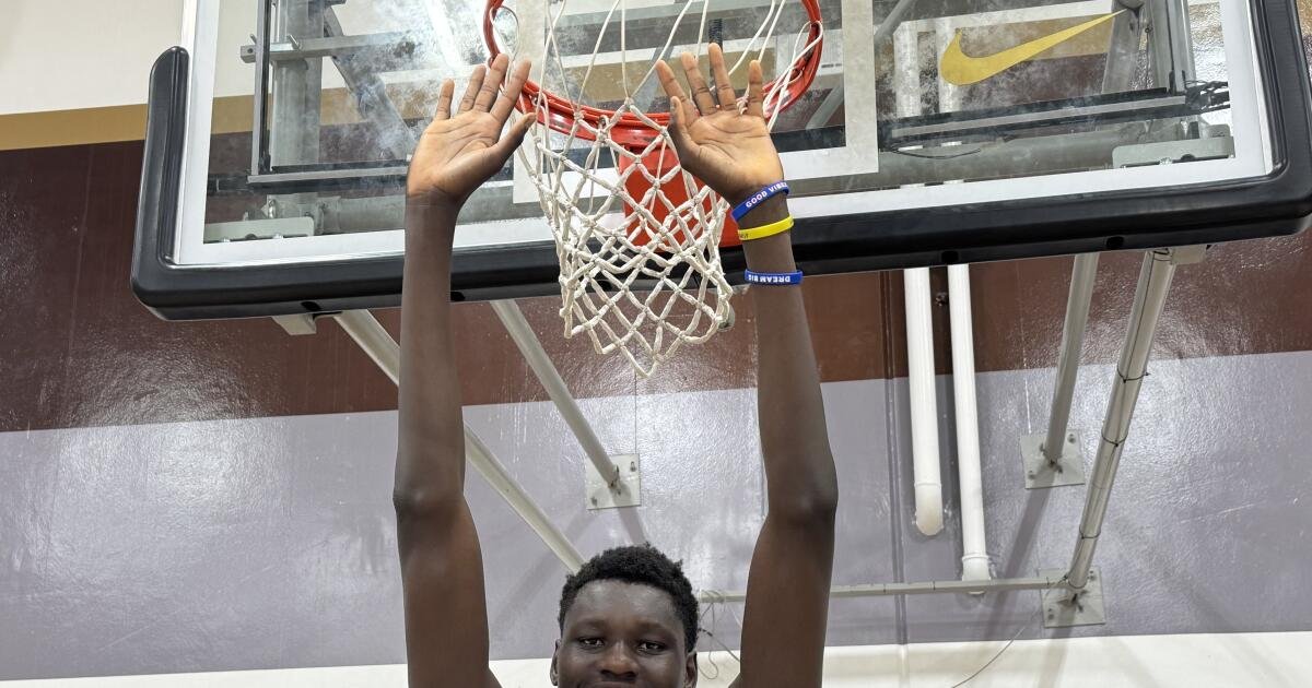 El entrenador de St. Francis gana la lotería del baloncesto con la llegada de Cherif Millogo, de 7 pies 3 pulgadas
