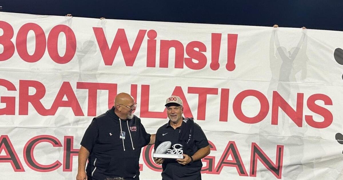 El entrenador de fútbol de Corona Centennial, Matt Logan, obtiene su victoria en su carrera 300