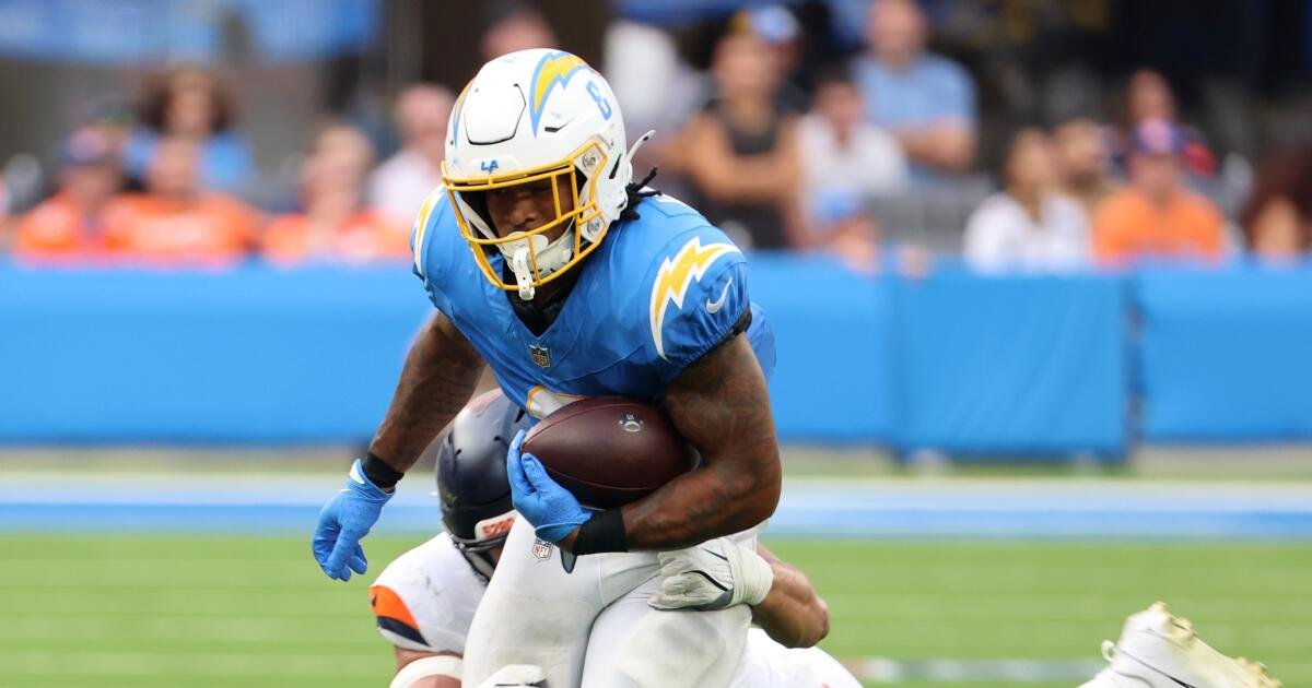 Los cargadores que colocan al corredor novato Omarion Hampton en la reserva lesionada