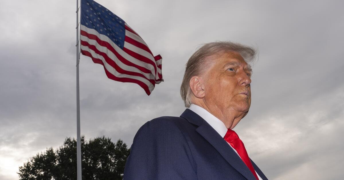 Trump dice que el alcalde de Chicago y el gobernador de Illinois deberían ser encarcelados en medio de una campaña militarizada