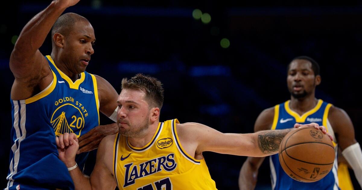 Luka Doncic anota 43 pero los Lakers caen ante los Warriors en el primer partido de la temporada