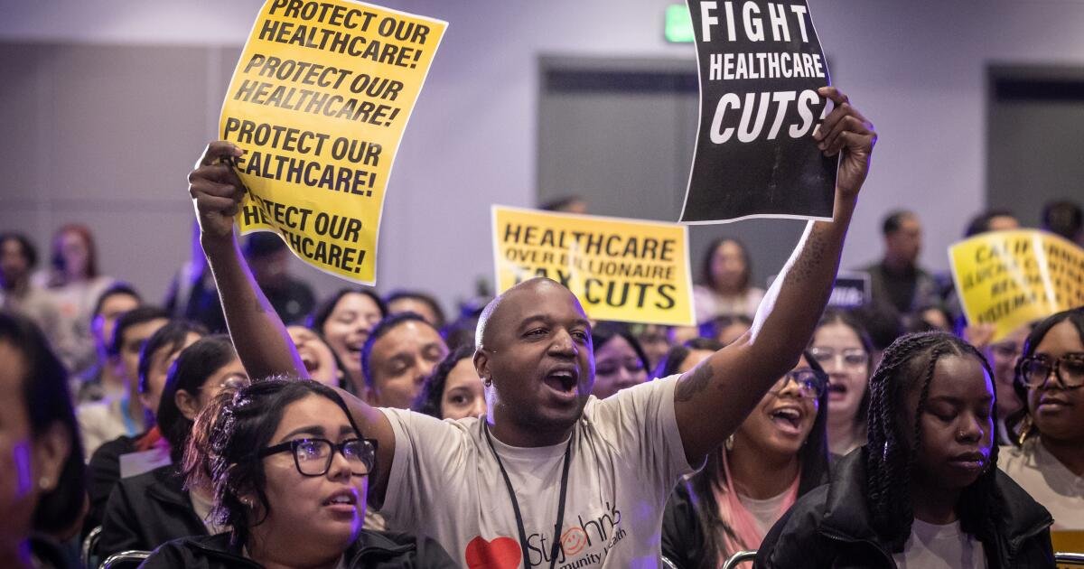 Los trabajadores de la salud de Los Ángeles se unen para cobrar cobertura asequible después de recortes federales