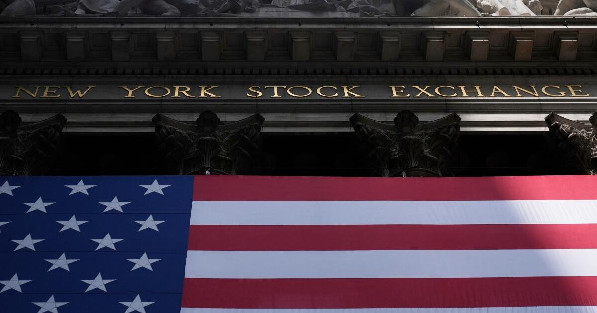Wall Street termina su semana ganadora con más discos