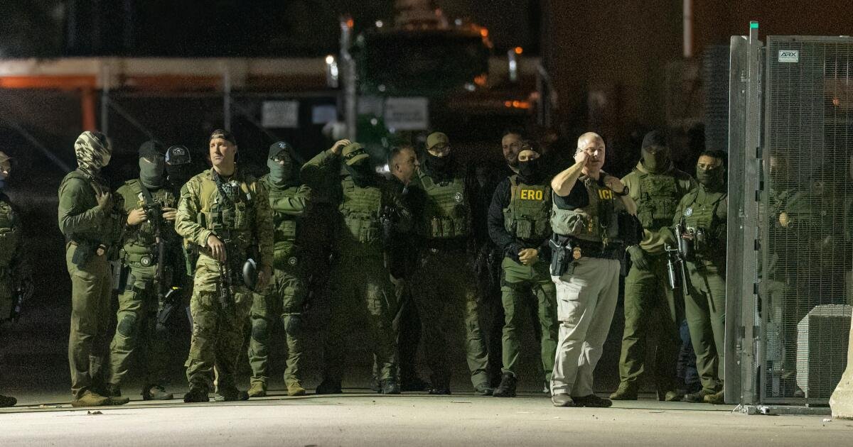 Los agentes federales de inmigración en el área de Chicago deberán usar cámaras corporales, dice un juez