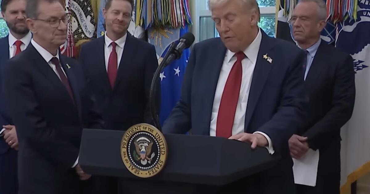 Hay mucho menos de lo que parece en el acuerdo de precios de drogas "históricos" de Trump con Pfizer