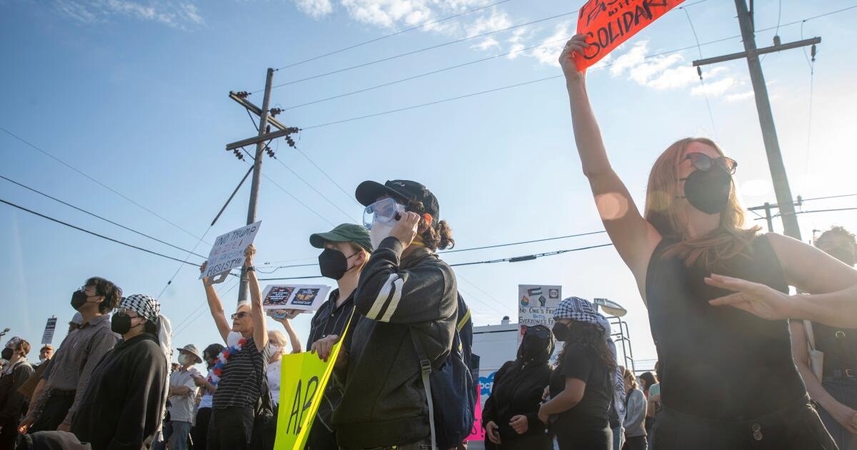 La candidata demócrata al Congreso, Kat Abughazaleh, acusada de protestas de ICE en las afueras de Chicago