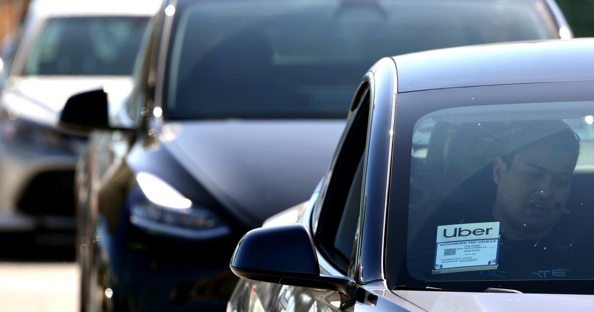 Los conductores de Uber y Lyft pueden sindicalizarse bajo una nueva ley firmada por Newsom. ¿Cómo funciona?