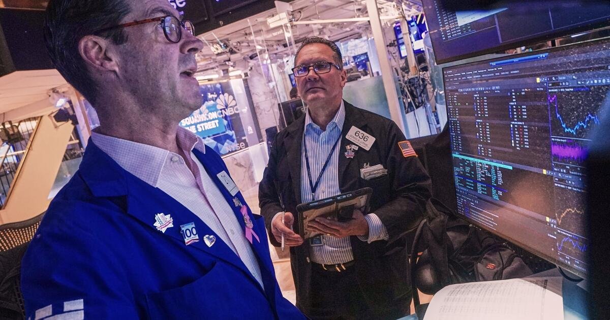 Las acciones suben después de otro día errático