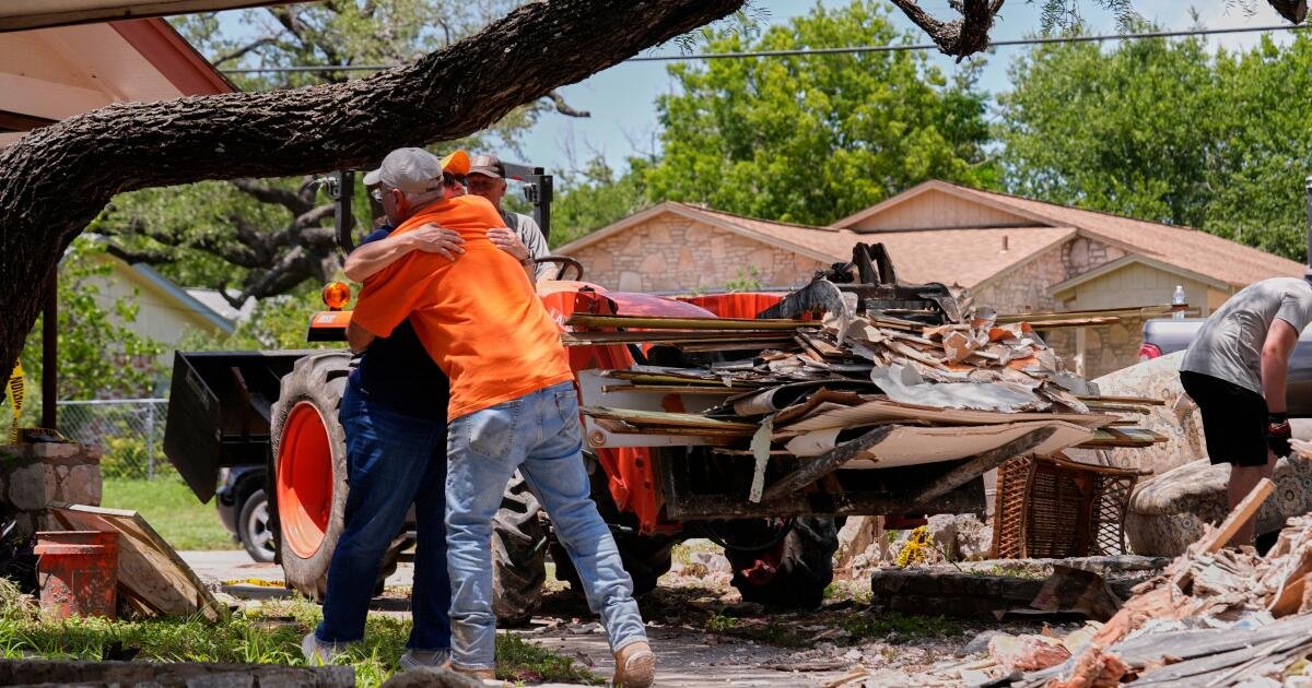 Los funcionarios de emergencia estatales dicen que las nuevas reglas y los retrasos en las subvenciones de FEMA ponen en riesgo la respuesta a desastres