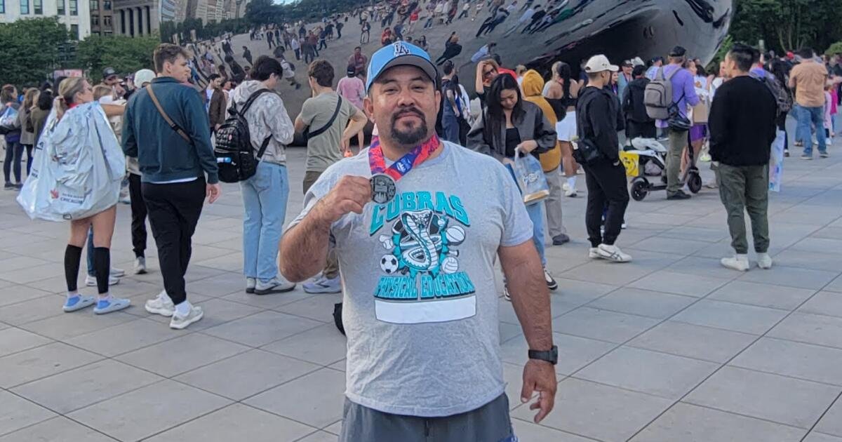 Charla preparatoria: El entrenador asistente de Contreras, Carlos Trujillo, completa su maratón número 11