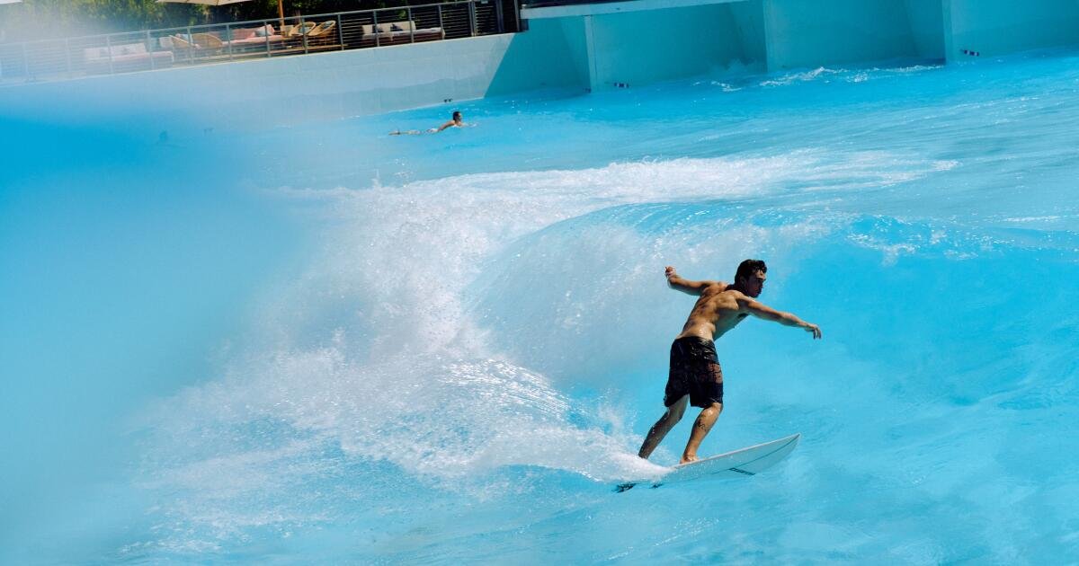 Gran máquina de olas, junto al mar, llegando a El Segundo