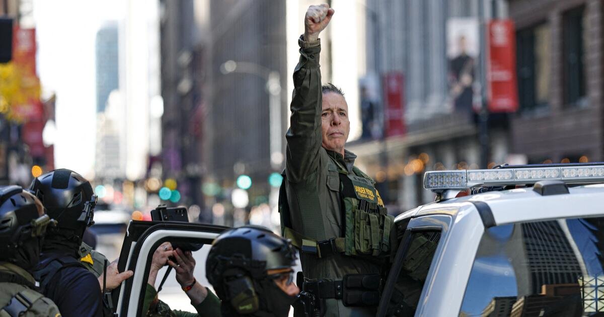 ¿Qué constituye una rebelión? El despliegue de tropas de Trump puede depender del diccionario de un hombre