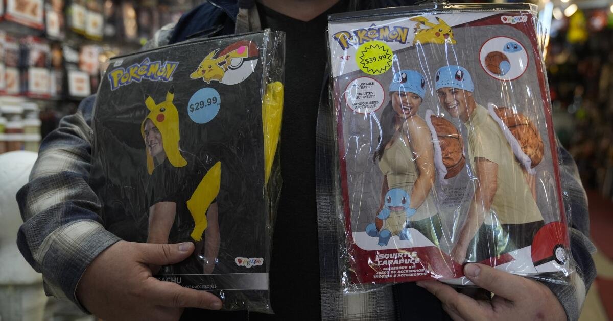 ¿Por qué las tiendas de Halloween están desempolvando disfraces antiguos en medio de los aranceles de China?