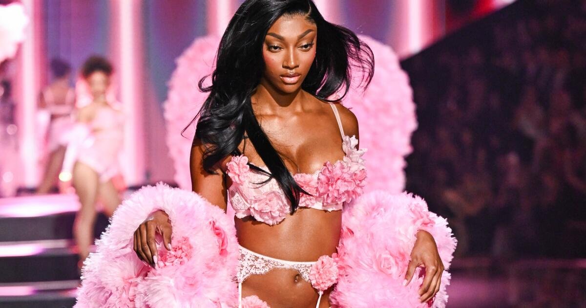 Angel Reese y Suni Lee hacen historia desfilando en el desfile de Victoria’s Secret