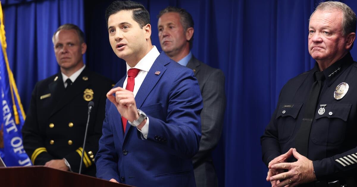 Juez dictamina que el principal fiscal federal de Trump en Los Ángeles está «prestando servicios ilegalmente»