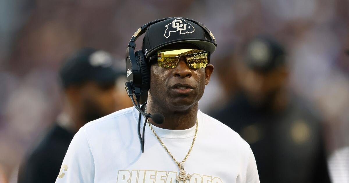 Deion Sanders regresa a la práctica de fútbol de Colorado 16 horas después de una cirugía por coágulos de sangre