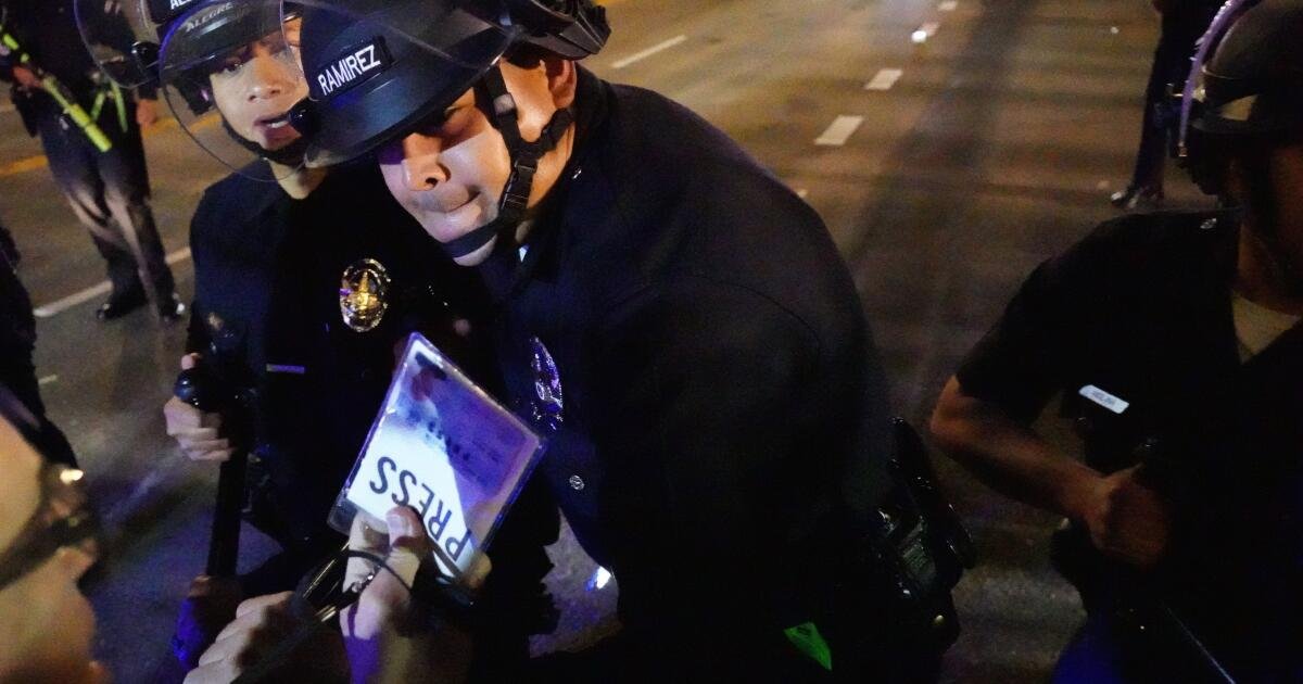 El consejo de Los Ángeles reprende al fiscal de la ciudad por la prohibición de que LAPD utilice armas de control de multitudes contra periodistas