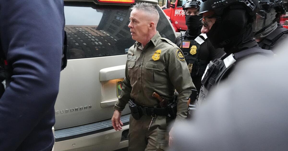 La corte de apelaciones bloquea la orden que exige que Bovino informe al juez sobre las redadas de inmigración en Chicago