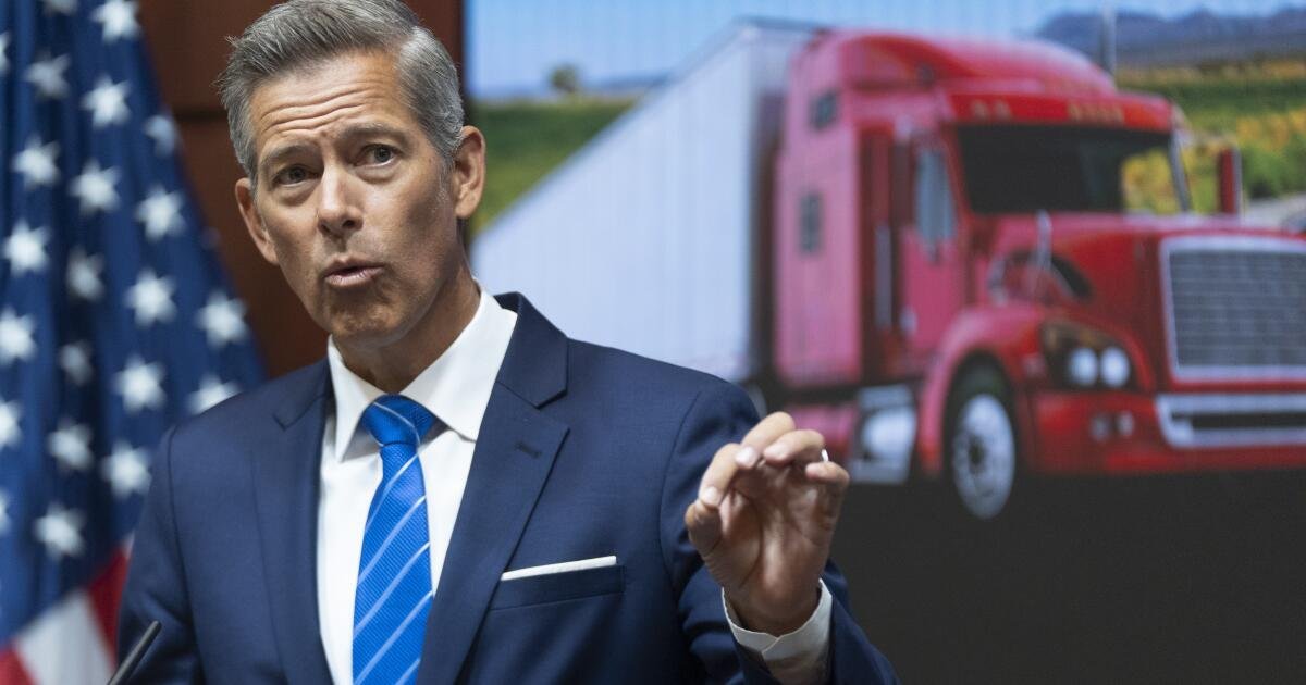 El secretario de Transporte dice que retirará 160 millones de dólares de California por las licencias de camiones para no ciudadanos