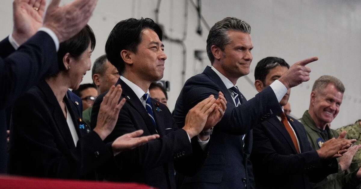 Hegseth dice que Estados Unidos llevó a cabo tres ataques contra presuntos barcos narcotraficantes en el Pacífico oriental, matando a 14 personas