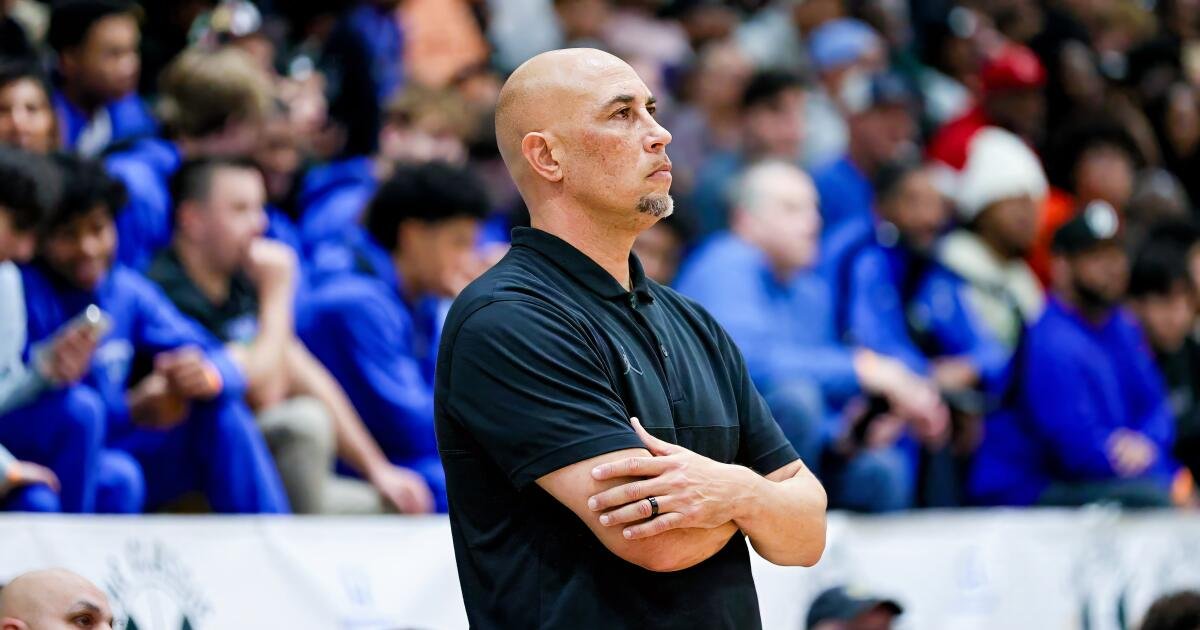 El entrenador de baloncesto de Eastvale Roosevelt, Stephen Singleton, anuncia su retiro