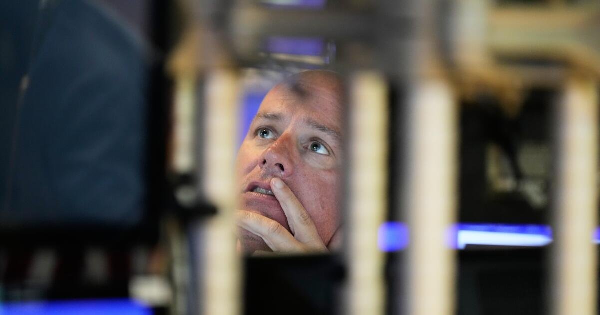 El febril repunte de Wall Street se toma un respiro mientras las acciones y el oro retroceden