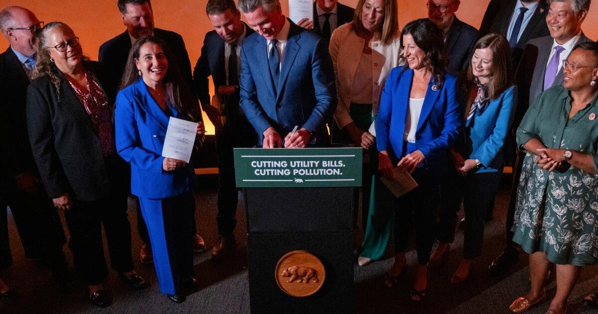 'Es efectivamente un rescate': Edison se beneficia de la letra pequeña en la legislación de servicios públicos de último minuto de Newsom