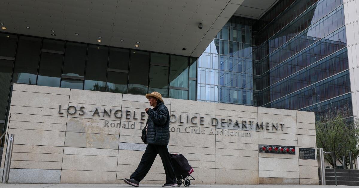 Encontró el AirTag de un funcionario de la policía de Los Ángeles. Su demanda afirma que descarriló su carrera