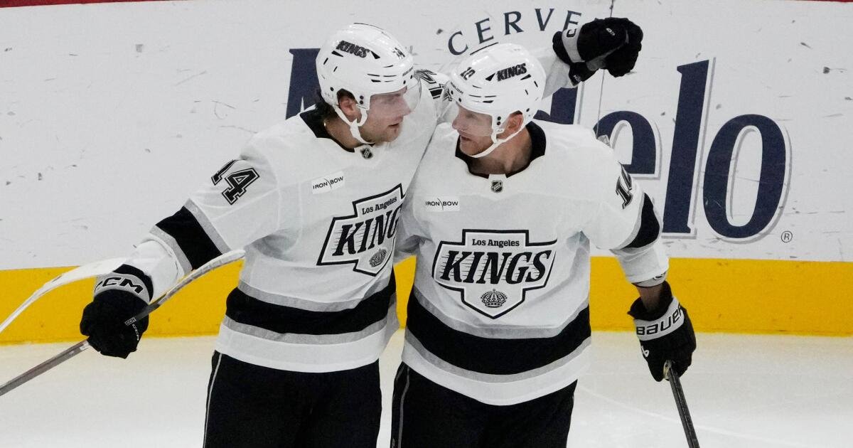 Alex Laferriere y Kevin Fiala ayudan a los Kings a superar a los Blackhawks