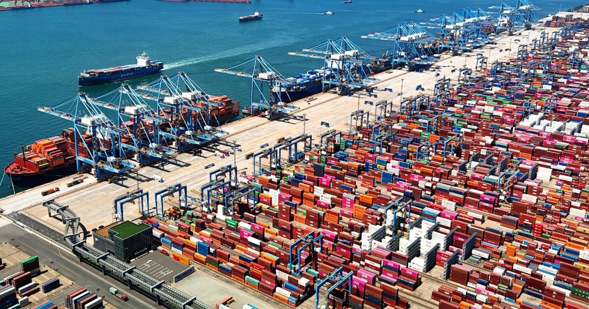 La guerra comercial se profundiza a medida que Estados Unidos y China se enfrentan con planes de tarifas portuarias