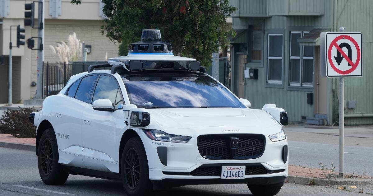 Taxis Waymo sin conductor bajo investigación después de no detenerse ante un autobús escolar