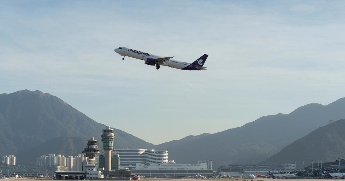 Un avión de carga se sale de la pista de Hong Kong y cae al mar, matando a dos personas