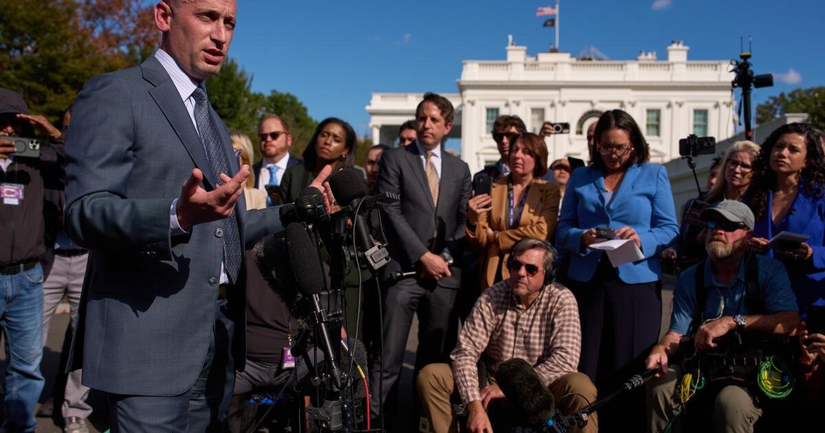Los asesores de Trump amplifican la retórica extrema contra los demócratas durante el cierre del gobierno, las redadas de inmigración